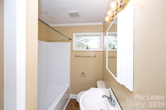 Building Photo - 2711 Springbrook Cir