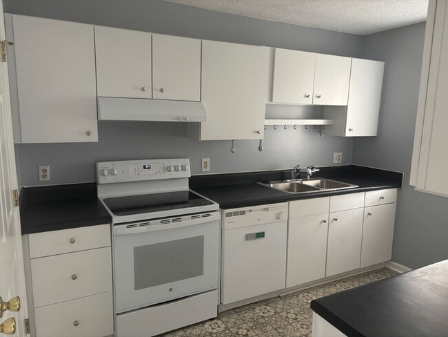 Building Photo - 2 BEDROOM 2 BATH CONDO ON BOTTOM FLOOR AT MYRTLE GREENS