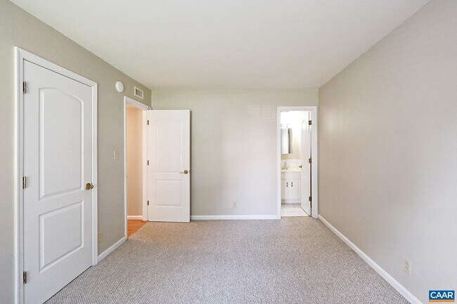 Building Photo - 1223 Villa Ln