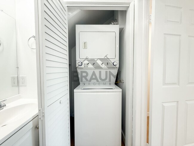 Building Photo - 11035 Moorpark St