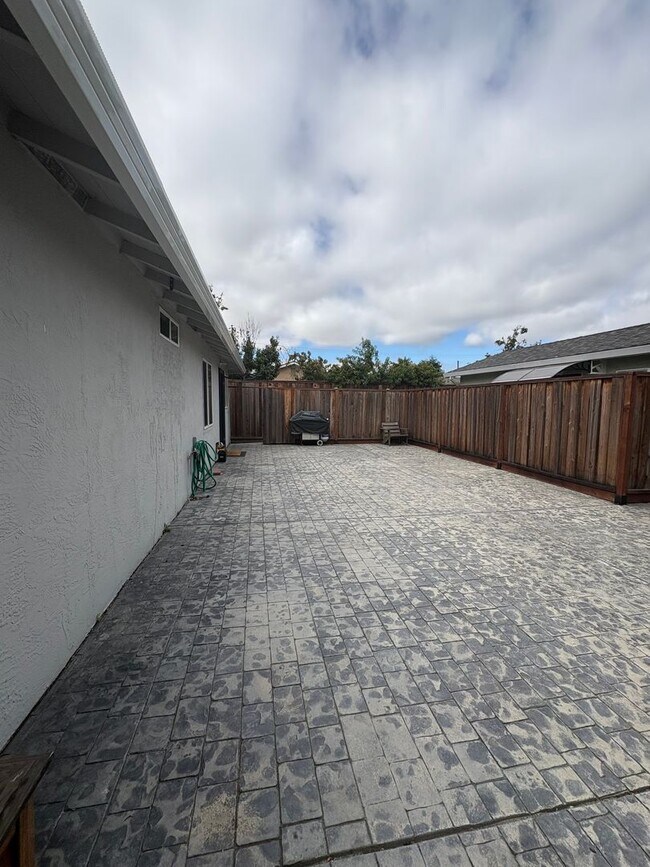 Building Photo - 4817 Hansen Ave