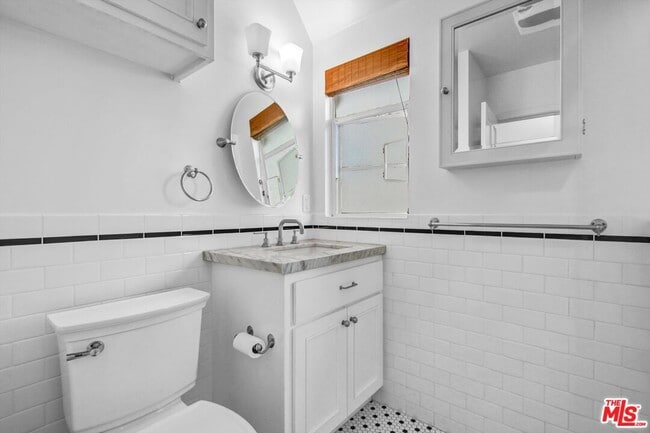 Building Photo - 350 S Roxbury Dr