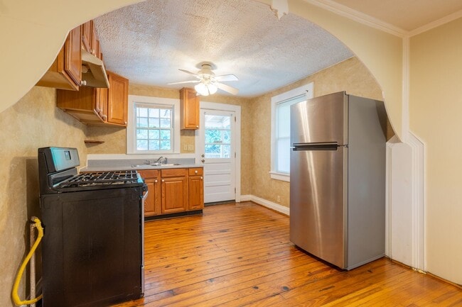 Building Photo - Convenient 2/1 home in the middle of town!
