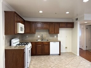 Building Photo - Spacious 2 bedroom condo in Van Nuys