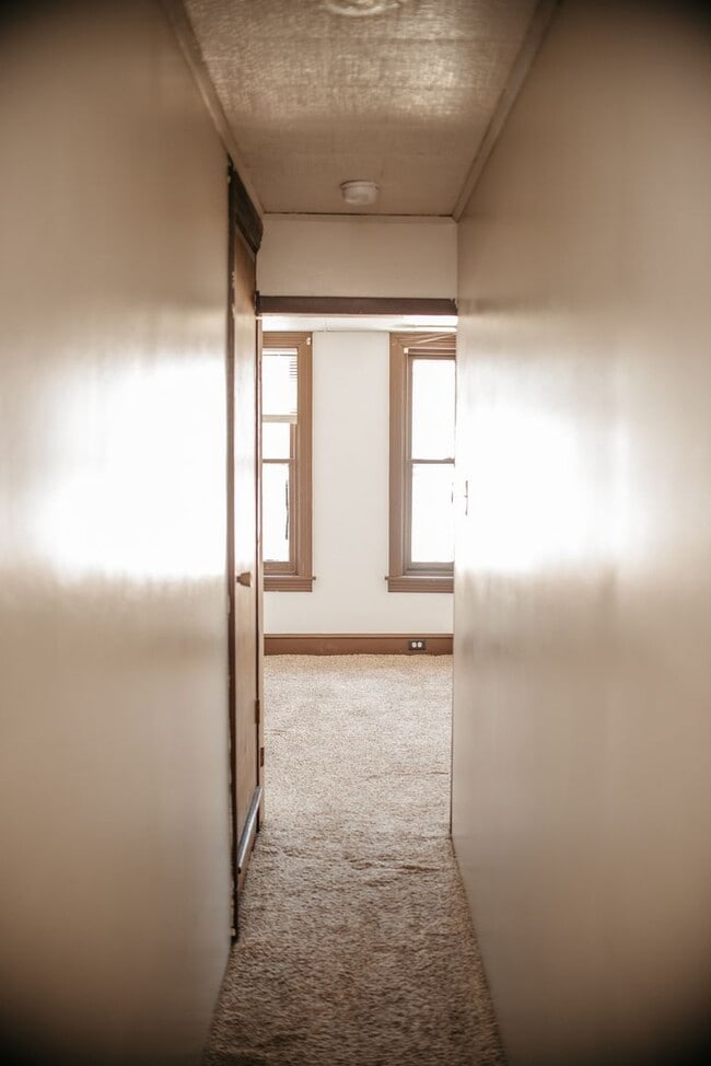 Building Photo - 3 Bedroom, 2 Bath Rown Home, 1st Floor Features 1 Bed and 1 Bath