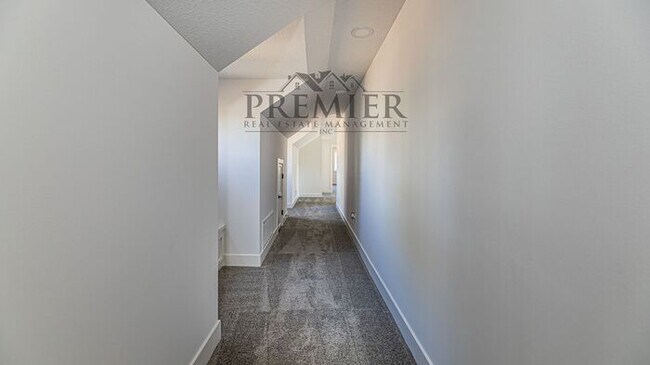 Building Photo - Stunning Remodeled 4 bedroom / 4 bath-2026...