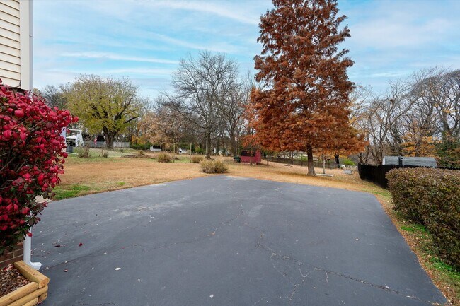 Building Photo - 3 Bedrooms with Full Basement on Corner Lot!