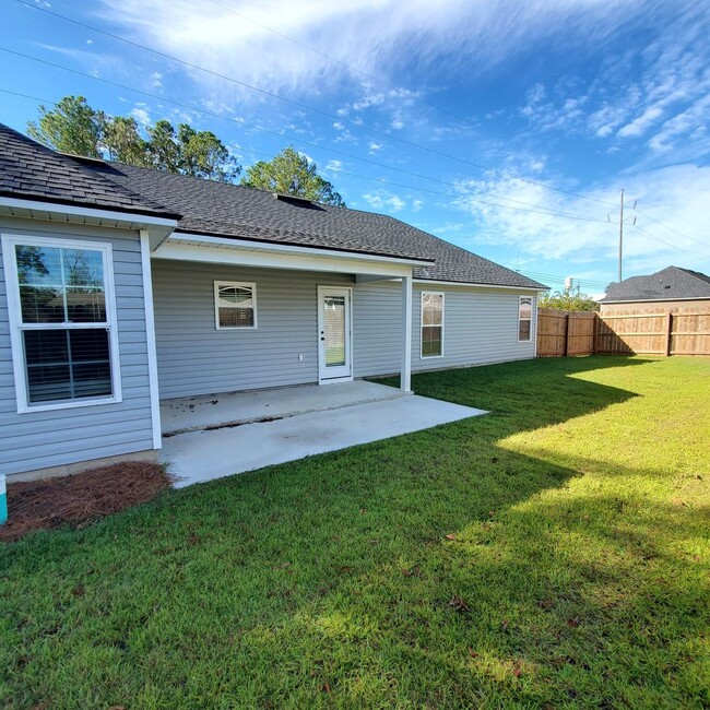 Building Photo - Modern 4-Bed, 2-Bath Home with 2-Car Garag...