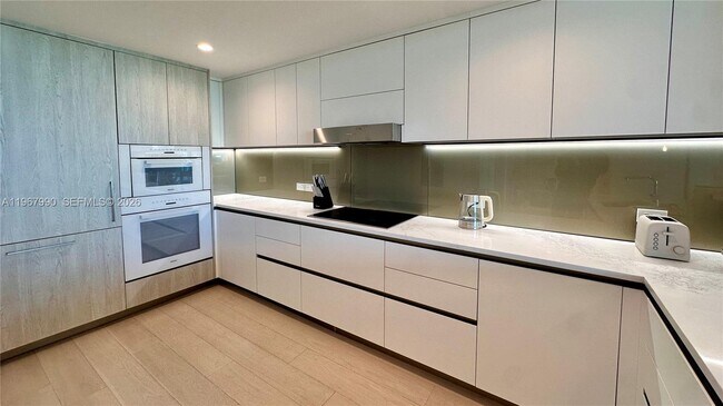 Building Photo - 9201 E Bay Harbor Dr