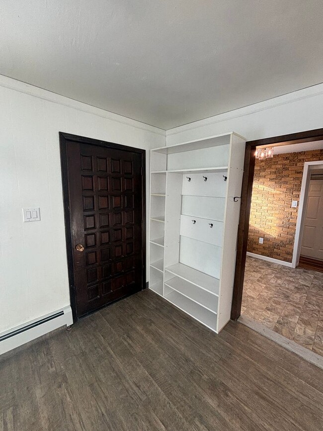 Building Photo - 3 bedroom / Washer & Dryer in unit / Heat ...