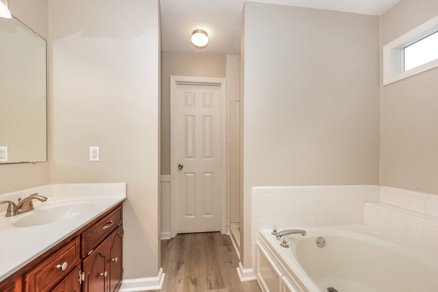Building Photo - 3724 Belle Oaks Dr