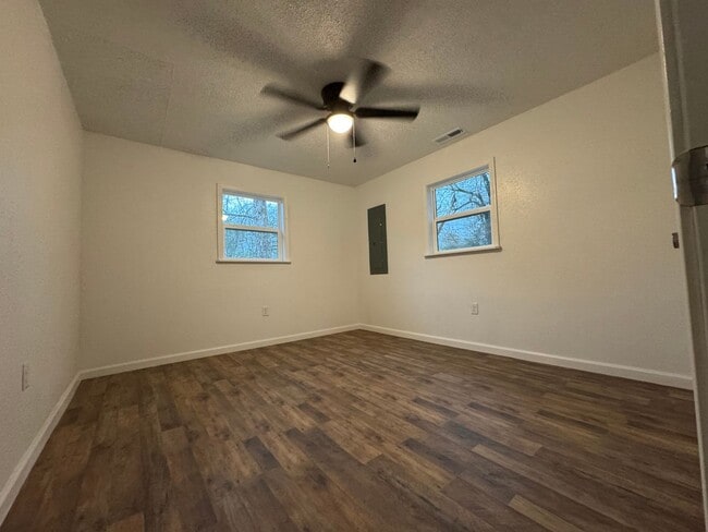 Building Photo - Rent to Own this beautiful 4 Bedroom 2 Ful...