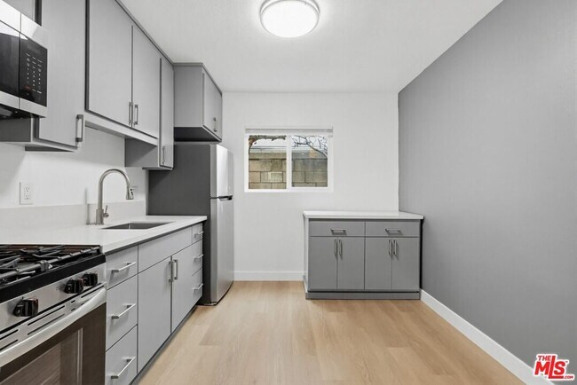 Building Photo - 222 S Ave 63