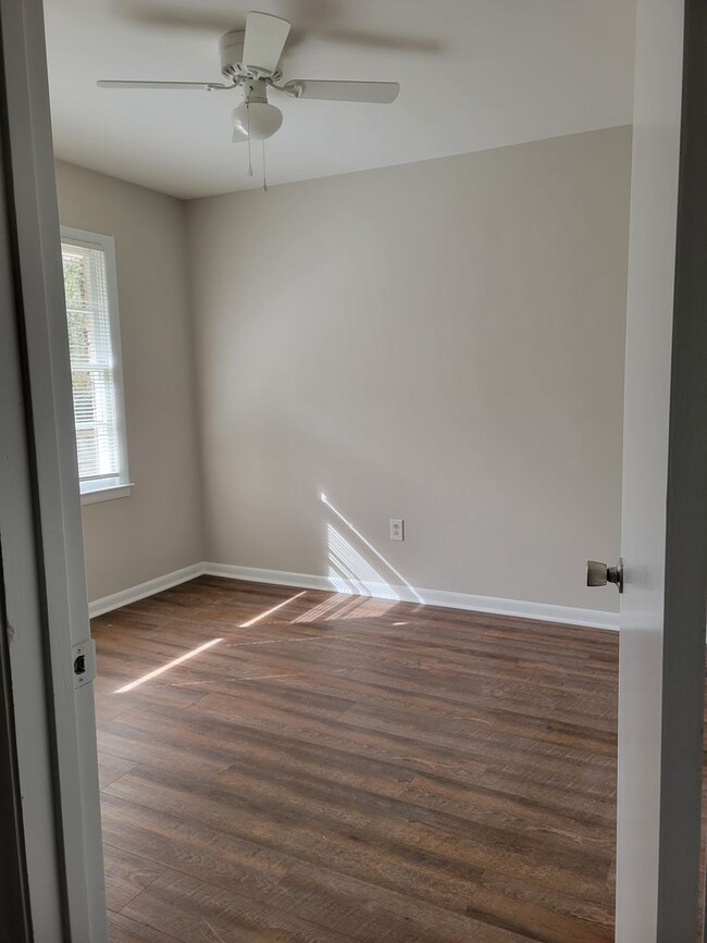 Building Photo - Newly renovated 2 bedroom 1 bath duplex!