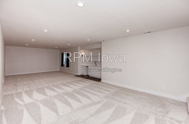 Building Photo - 5901 NE Sherman Dr