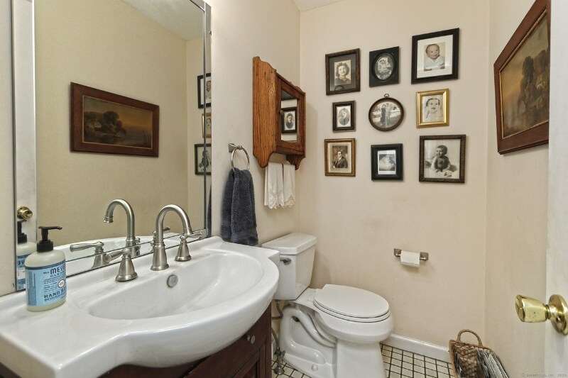 Building Photo - 83 Quarry Village Rd