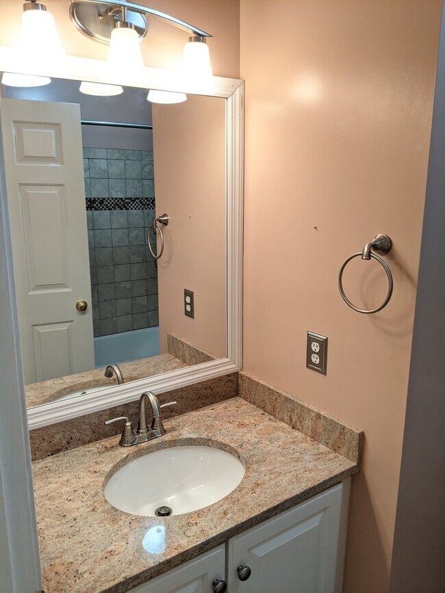 Building Photo - Townhouse in Spring Ridge community - OAKD...