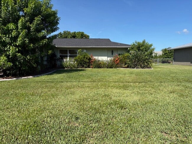 Building Photo - ******HOLIDAY SPECIAL NO RENT FOR DECEMBER****** Charming 2-Bedroom Home in Prime Cape Coral Loca...