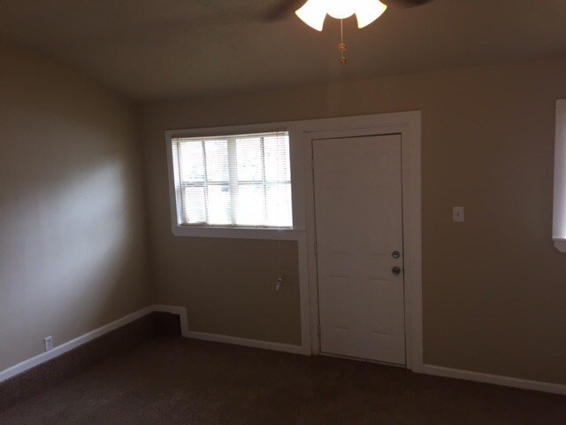Building Photo - Huge Updated 4 Bedroom/2 Bath/2 Living Room House close to TTU - Available AUGUST