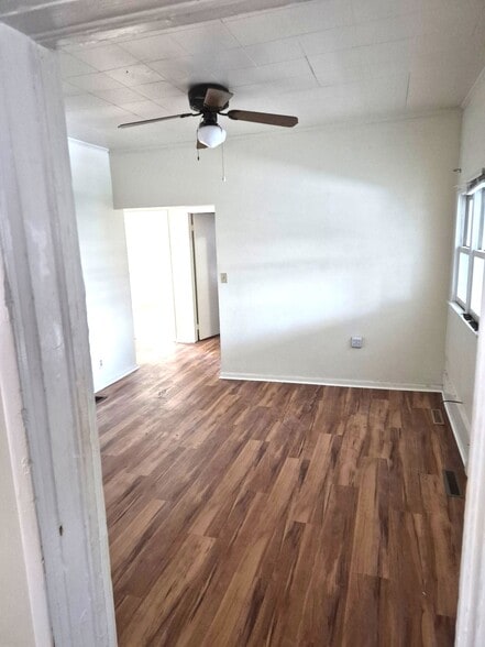 Building Photo - 225 1/2 W 18th St