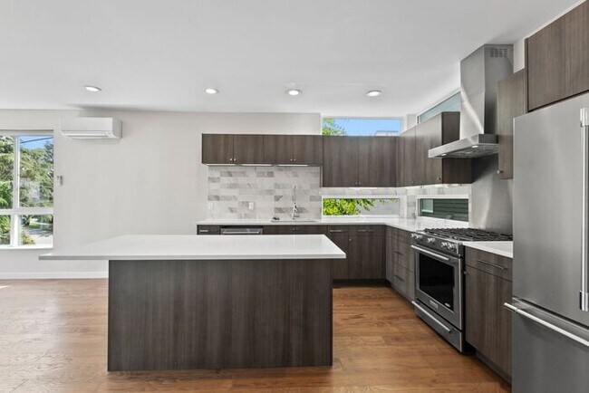 Building Photo - Trendy West Seattle Townhome w/Air Conditi...