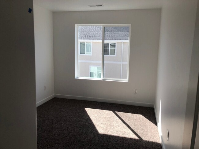 Building Photo - 1142 E Hatch Row