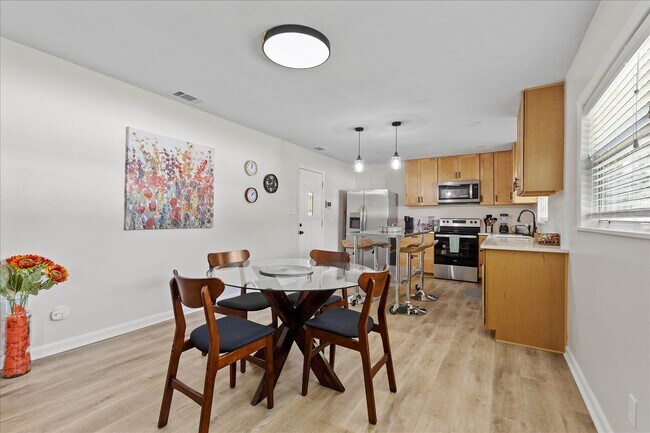 Building Photo - 2425 Bruce Ln