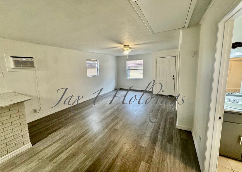 Entryway - 5674 Akra Ave