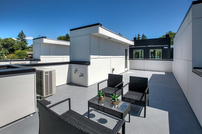 Building Photo - 2Bd/2.25Ba Seattle Townhome