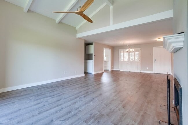 Building Photo - Gorgeous Upper Unit Condo in Fairway Knoll...