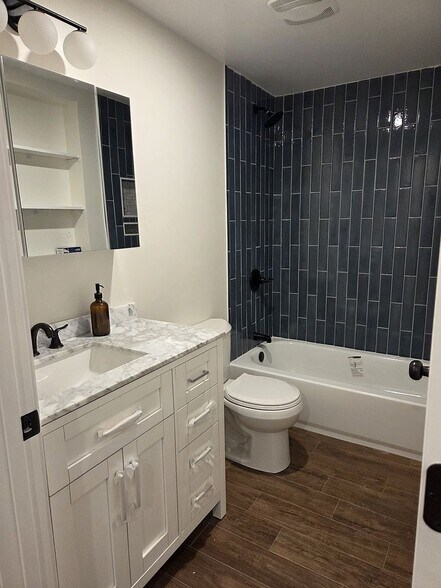 Building Photo - 512 De la Vina St