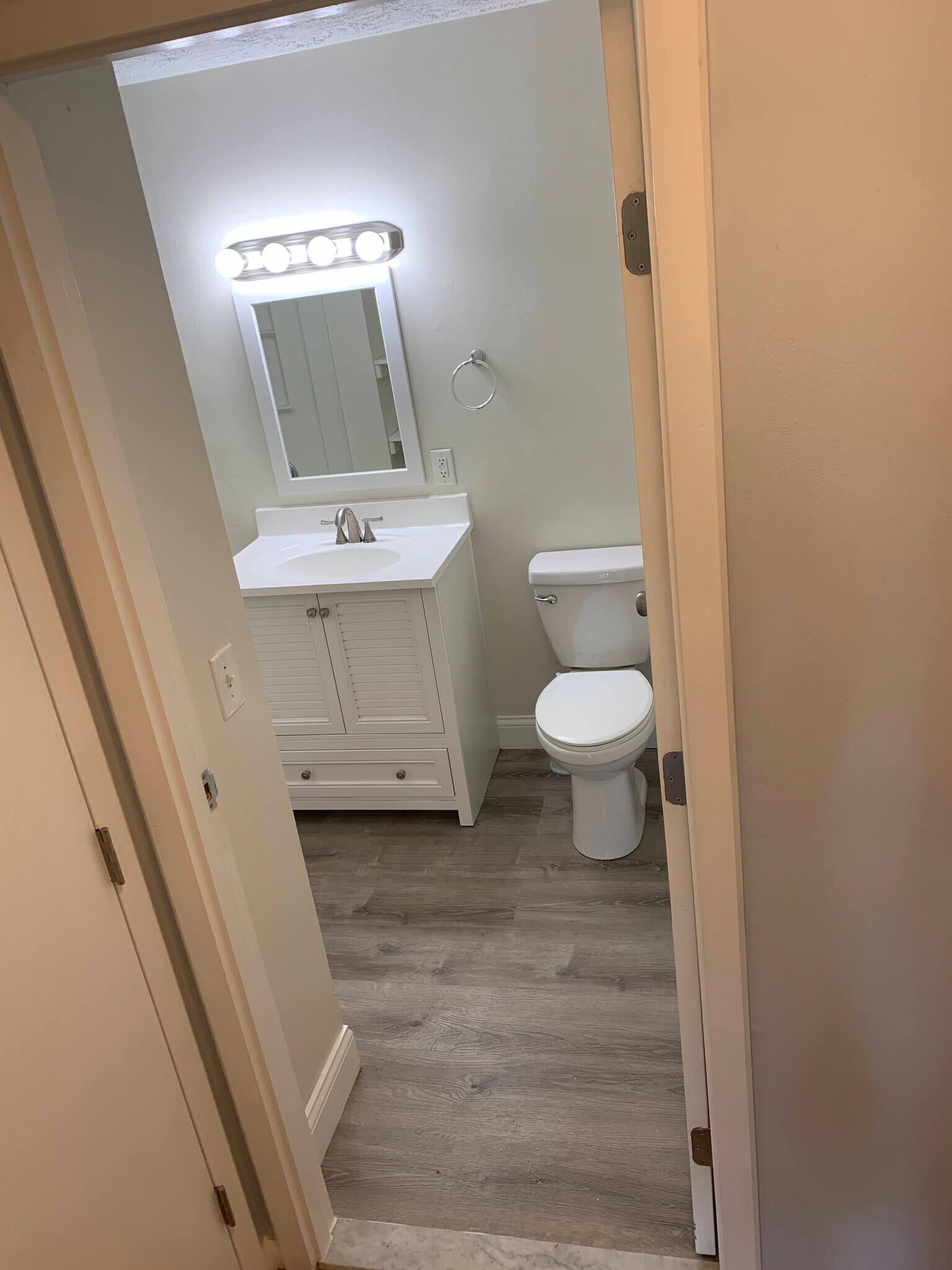 Building Photo - 18 Surrey Dr