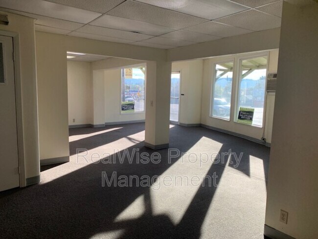 Building Photo - 131 SE Main St