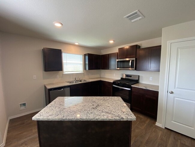 Building Photo - NEWER ONE STORY | 3 BEDROOM | 2 BATH | WHI...