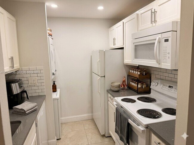 Building Photo - 9956 Twin Lakes Dr