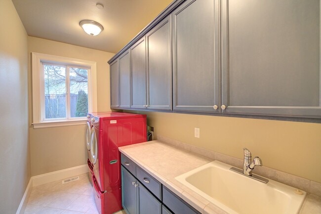 Building Photo - 5Bdrm+Office / 3.5 bath - West Bellevue Home
