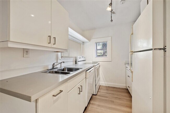 Building Photo - 6703 N Elizabeth St