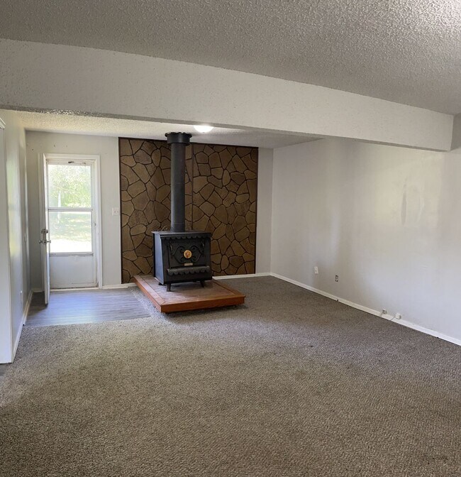 Building Photo - Charming 3-bedroom, 1.5-bathroom home available for rent in Clearwater, KS!