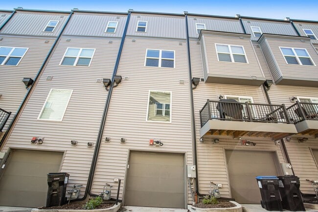 Building Photo - Spacious 4-level Home| 3 bedrooms + Garage parking!