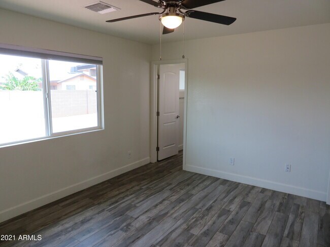 Building Photo - 2156 E Jerome Ave