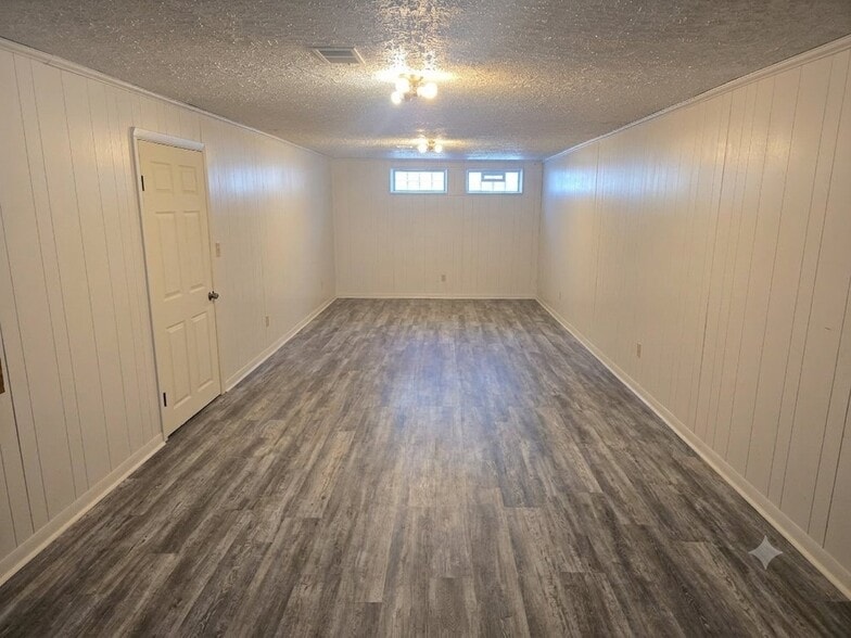 Building Photo - 6455 Almont Dr