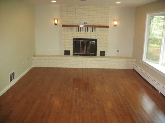 Building Photo - 13 Erma Dr