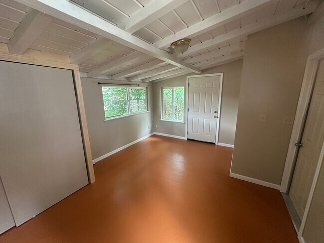 Building Photo - 2 BR w/ Bonus Room/Office