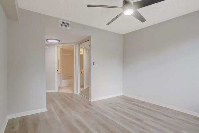 Building Photo - 1700 Crestwood Ct S