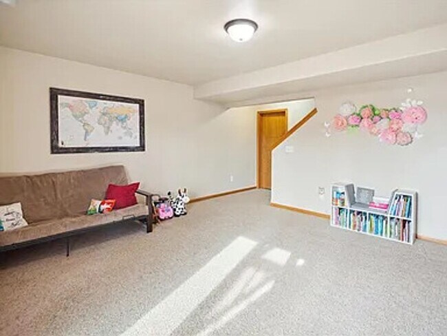 Building Photo - Coralville 4 Bedroom 4 Bath 3 Level Town H...