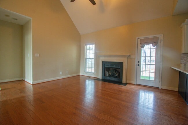 Building Photo - Available March 1! 4 Bedroom 2.5 Bathroom With Bonus and Screened in Porch!