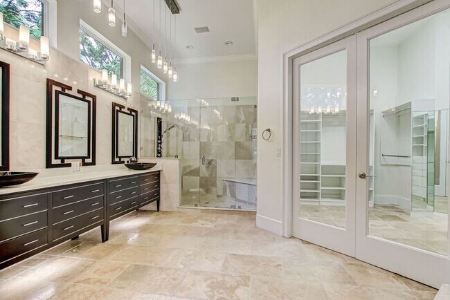 Building Photo - Stunning 5-Bedroom Pool Home on Nearly 2 Acres!