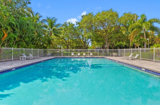 Building Photo - 711 Forest Club Dr