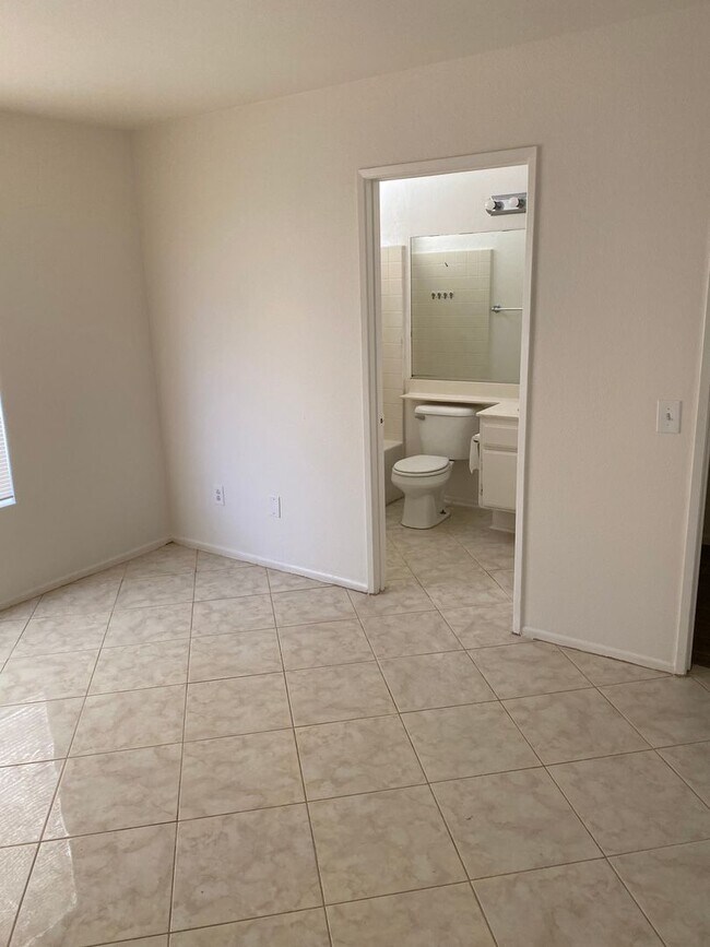 Building Photo - 4 BEDROOM ADELANTO HOME