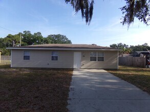 Building Photo - Three-Bedroom Auburndale Home with Large Y...